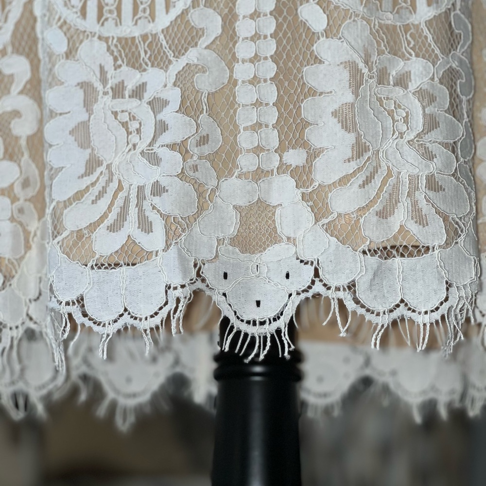 ❤️LULUS lace cream colored dress - sheer lined size medium - Picture 7 of 12